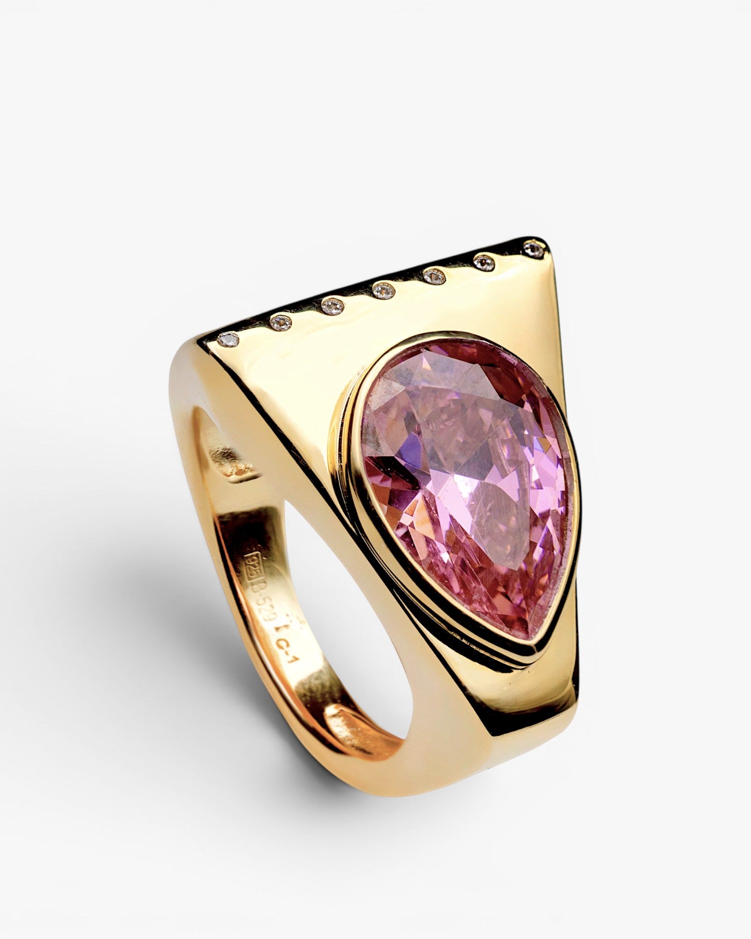 Anillo sello de plata con baño de oro y piedra rosa talla pera  circonitas