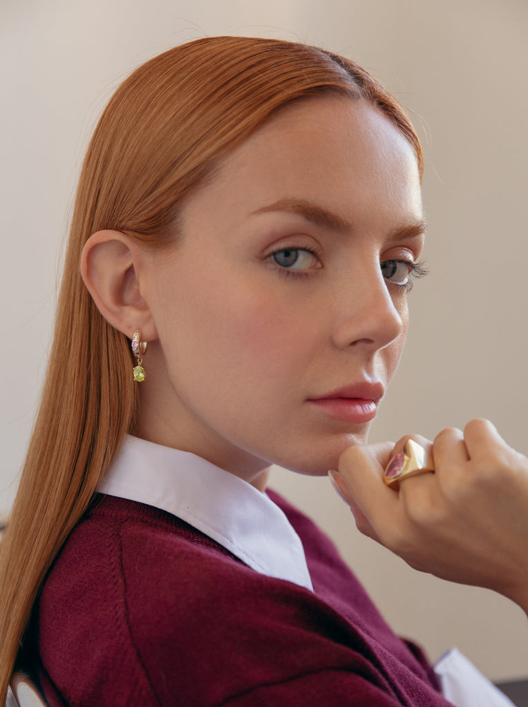 Pendientes aro de plata dorada con piedra verde y circonitas rosas