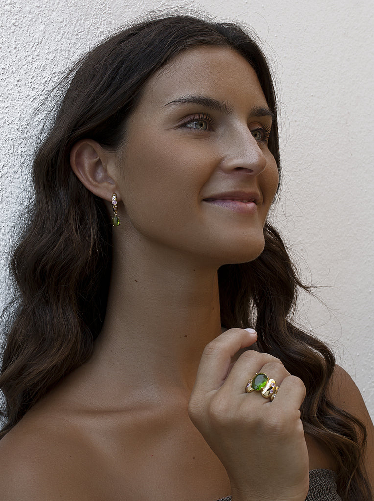 Anillo de plata dorada con piedra verde oliva y circonitas rosas