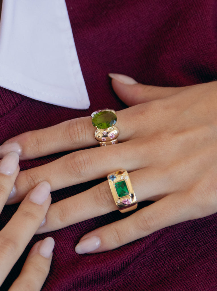 Anillo de plata dorada con piedra verde oliva y circonitas rosas