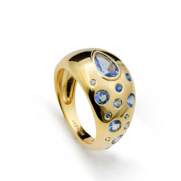 Anillo abombado de plata bañada en oro con piedras azules
