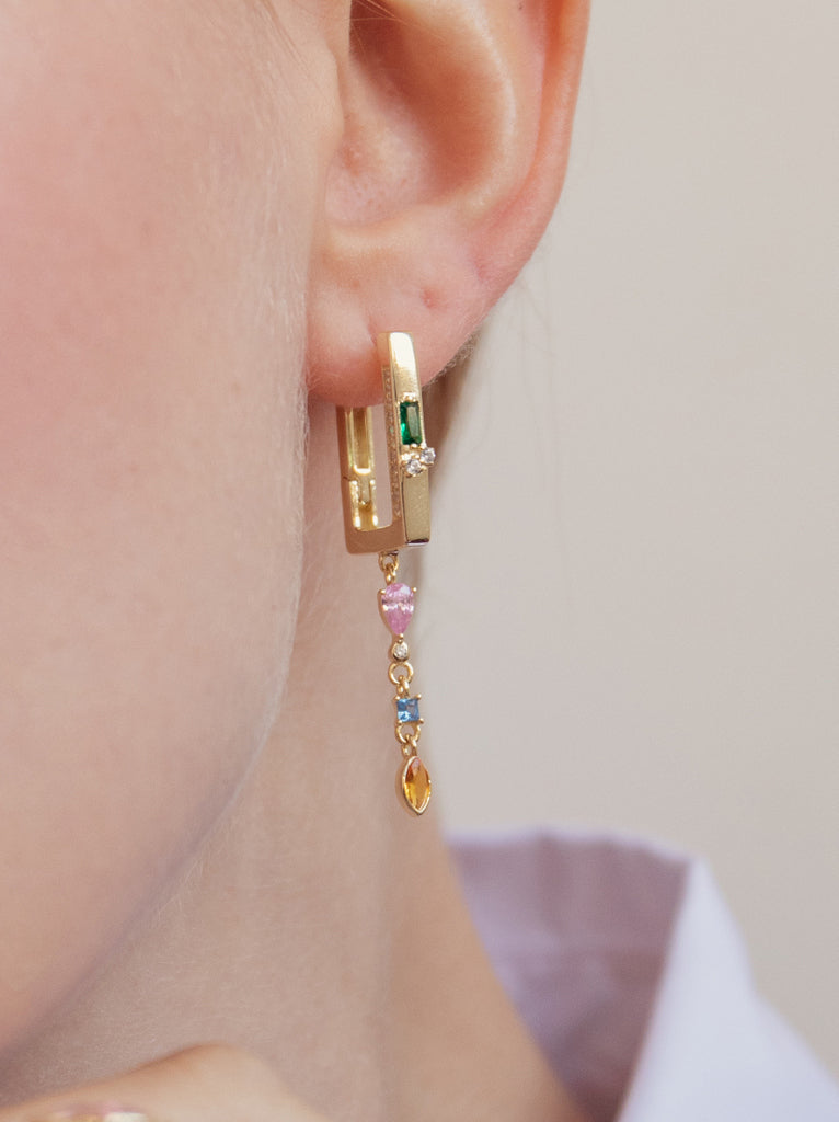 Pendientes de plata de ley bañada en oro con piedras multicolor