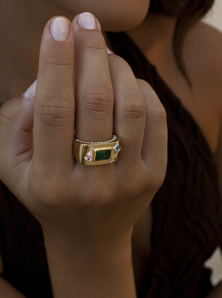 Anillo de plata de ley bañada en oro con piedra verde y piedras de colores