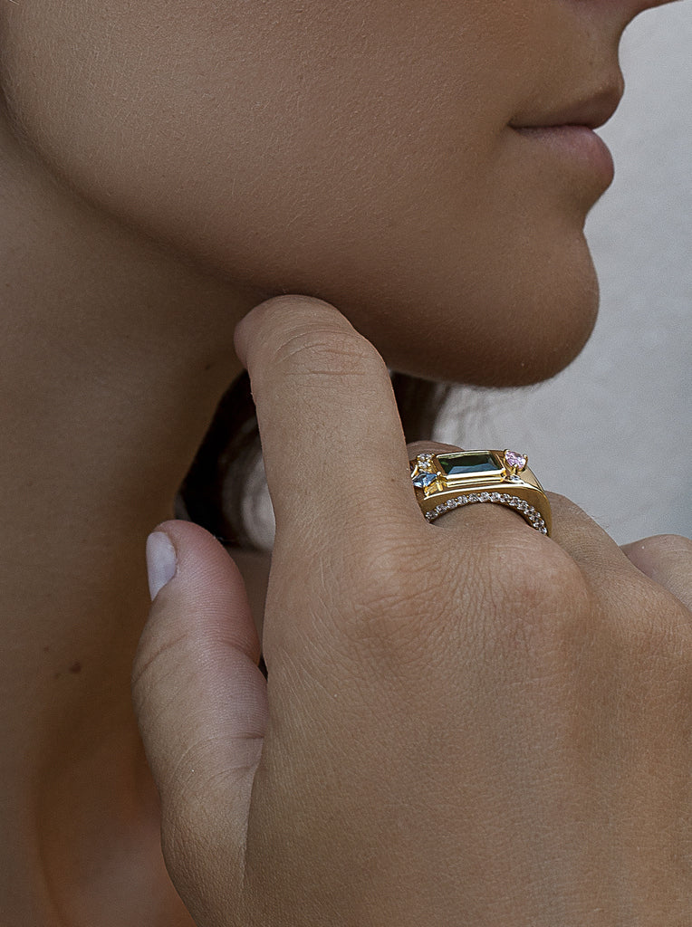 Anillo de plata de ley bañada en oro con piedra verde y piedras de colores