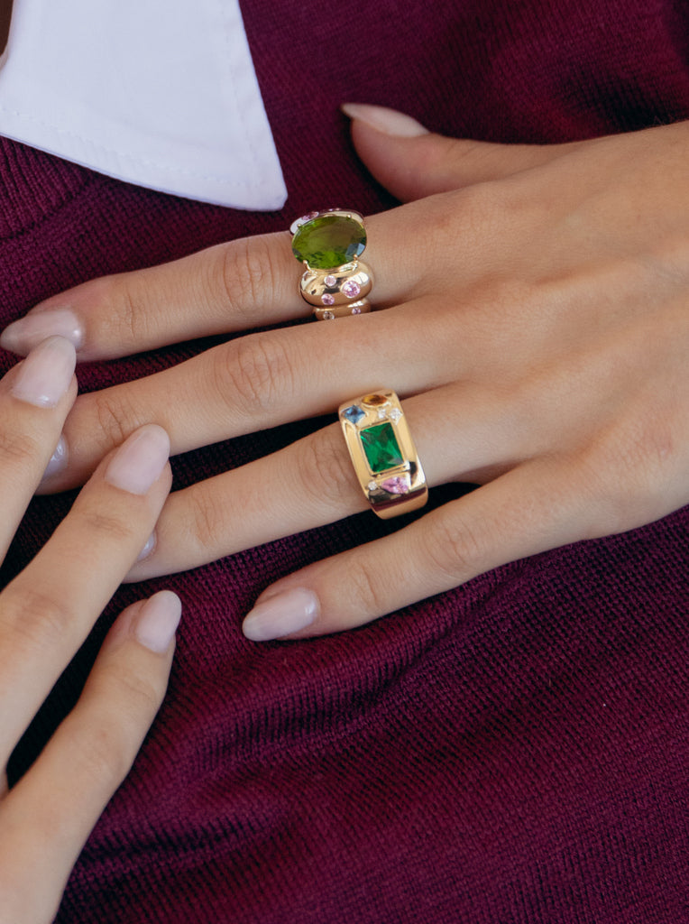 Anillo de plata de ley bañada en oro con piedra verde y piedras de colores