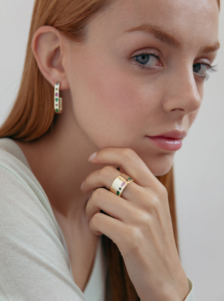 Anillo ancho de plata dorada con circonitas multicolor