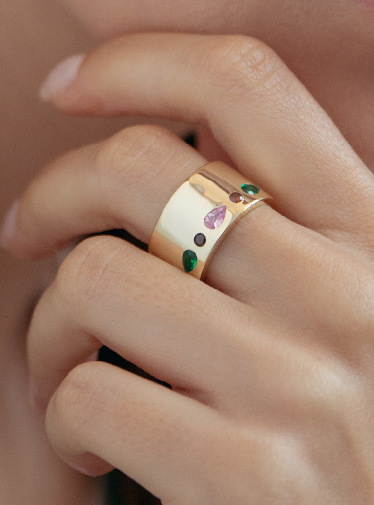 Anillo ancho de plata dorada con circonitas multicolor