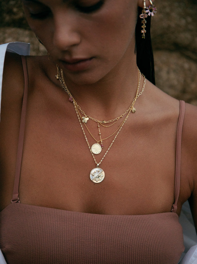 Collar de plata de ley dorada con medalla redonda grabada