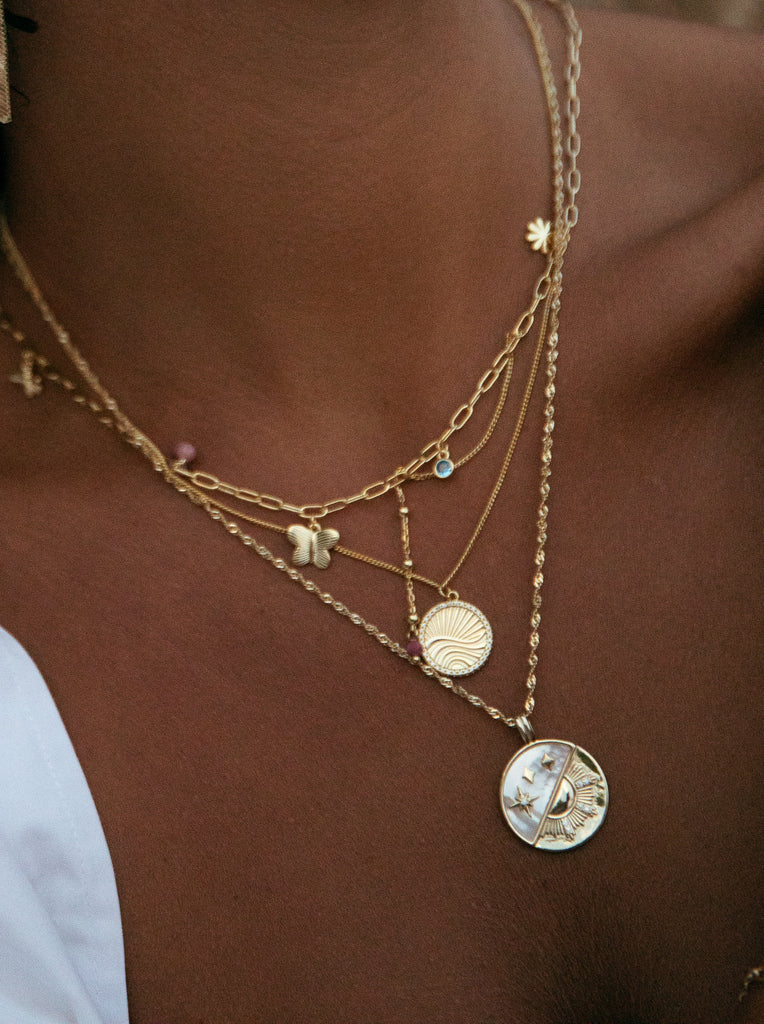 Collar de plata de ley dorada con medalla redonda grabada