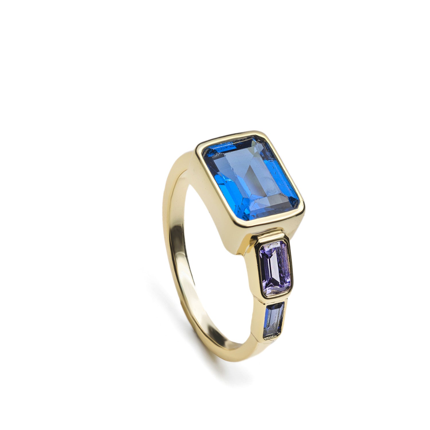 Anillo de plata de ley dorada con piedra rectangular azul y detalles lila
