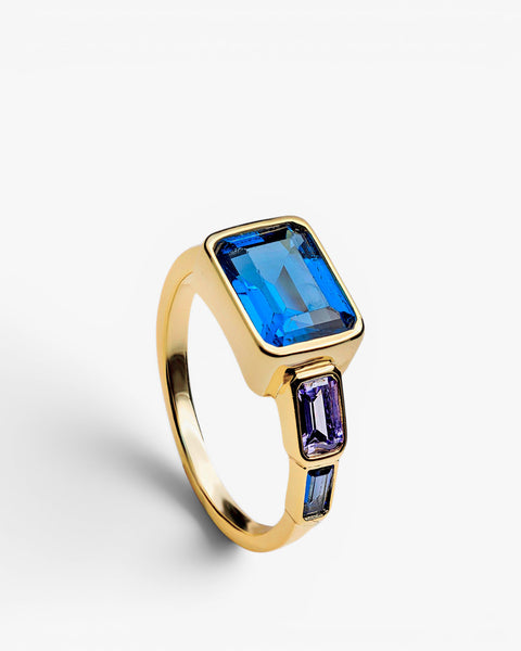 Bague en argent sterling plaqué or avec pierre rectangulaire bleue et détails lilas