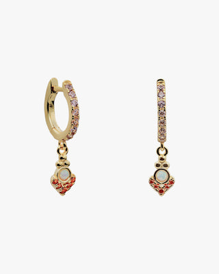 Pendientes dorados con circonitas y colgante decorativo en tonos cálidos