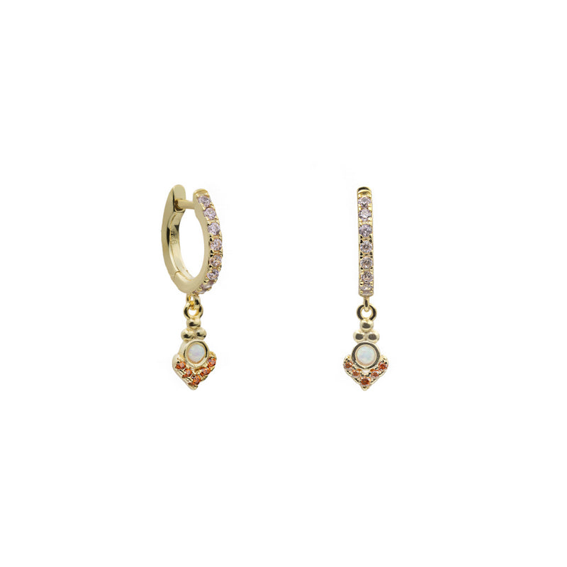 Pendientes dorados con circonitas y colgante decorativo en tonos cálidos
