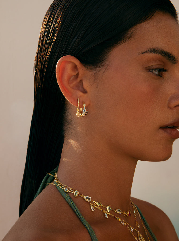Pendientes dorados con circonitas y colgante decorativo en tonos cálidos