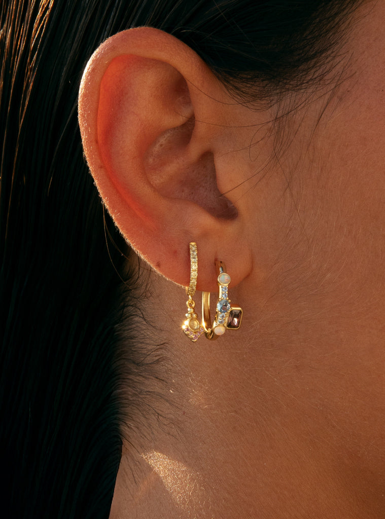 Pendientes dorados con circonitas y colgante decorativo en tonos cálidos