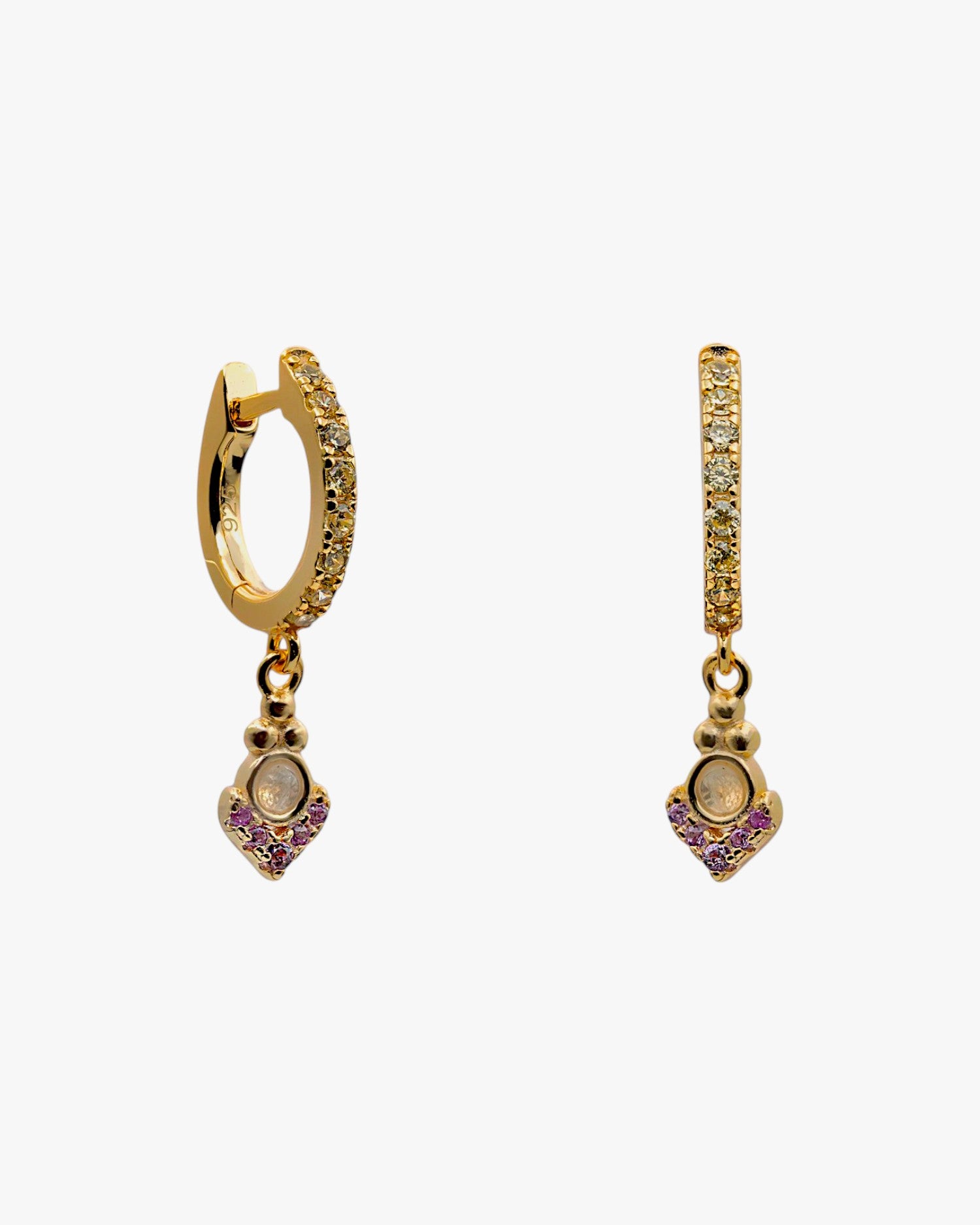 Pendientes dorados con circonitas y colgante decorativo en tonos rosados