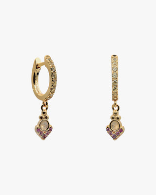 Pendientes dorados con circonitas y colgante decorativo en tonos rosados