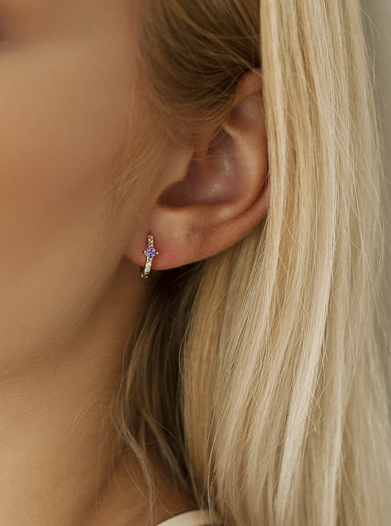 Petites boucles d'oreilles créoles en argent ornées de zirconiums cubiques rhombiques dans des tons de violet