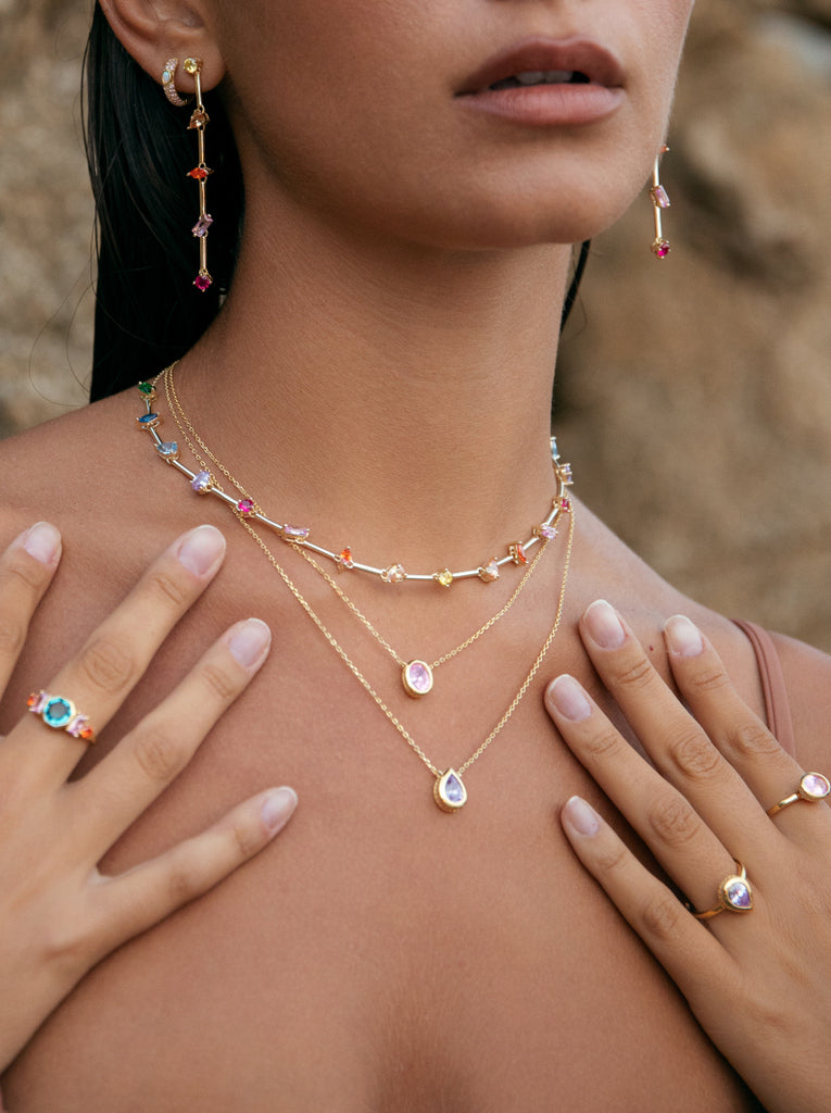 Collar pequeño en forma de gota con piedra en tono purpura