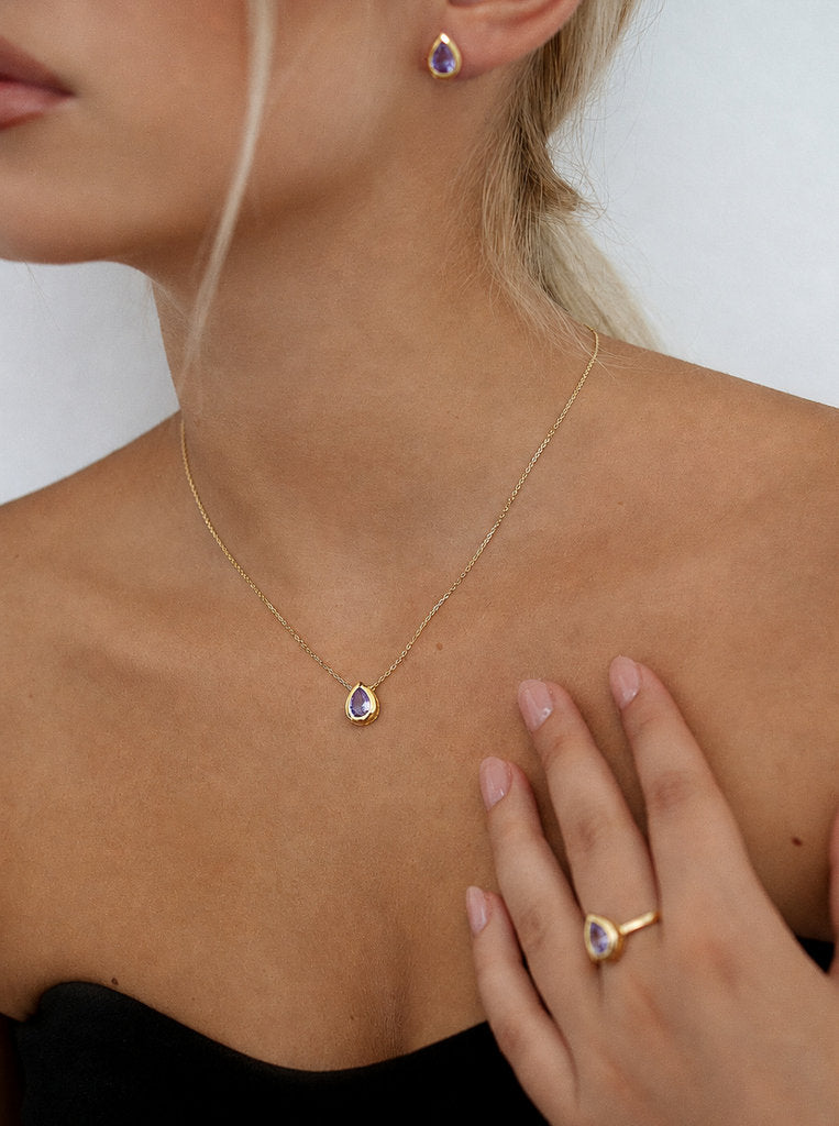 Collar pequeño en forma de gota con piedra en tono purpura
