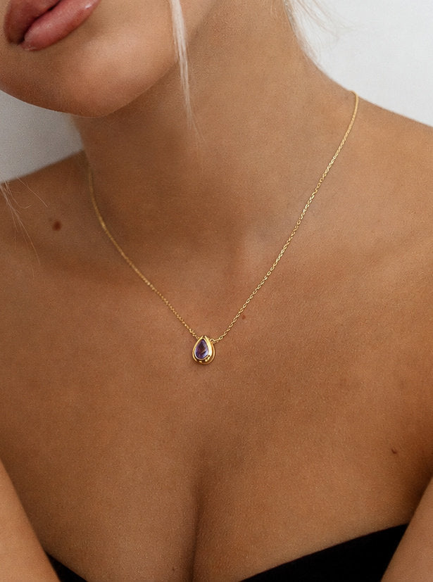 Collar pequeño en forma de gota con piedra en tono purpura