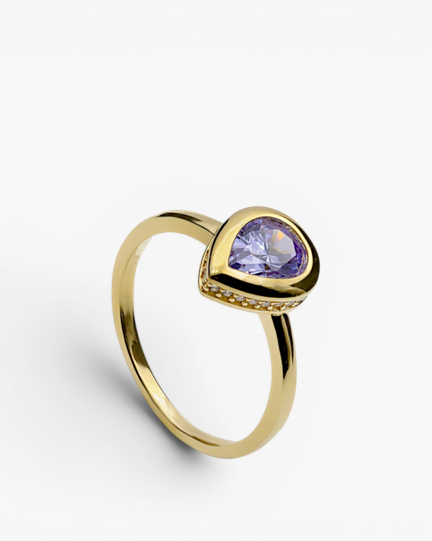Anillo pequeño en forma de gota con piedra en tono purpura