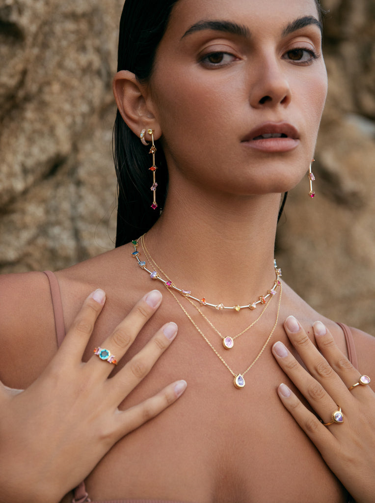 Anillo pequeño en forma de gota con piedra en tono purpura