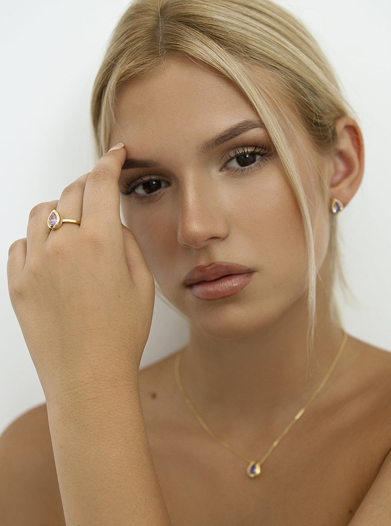Bague en forme de larme avec une pierre violette