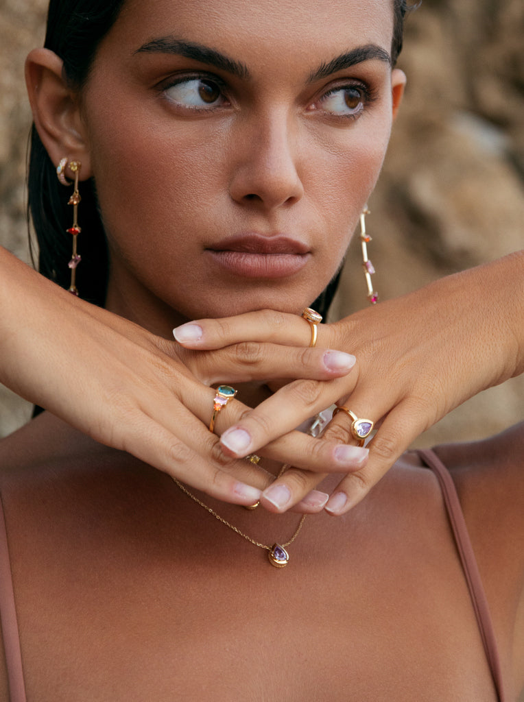 Anillo pequeño en forma de gota con piedra en tono purpura