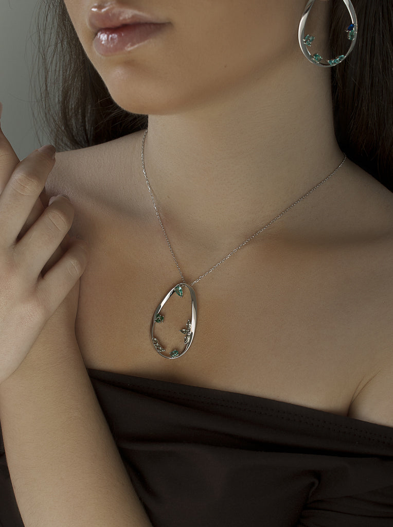 Collar de plata grande original con gemas en tonos verdes