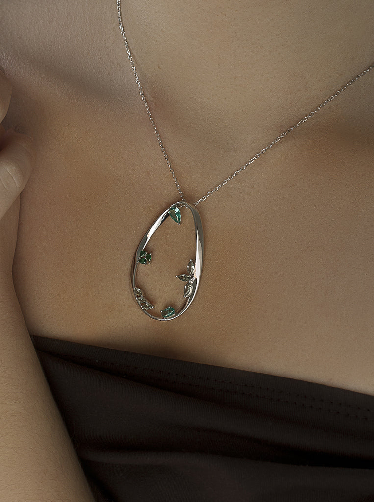 Collar de plata grande original con gemas en tonos verdes