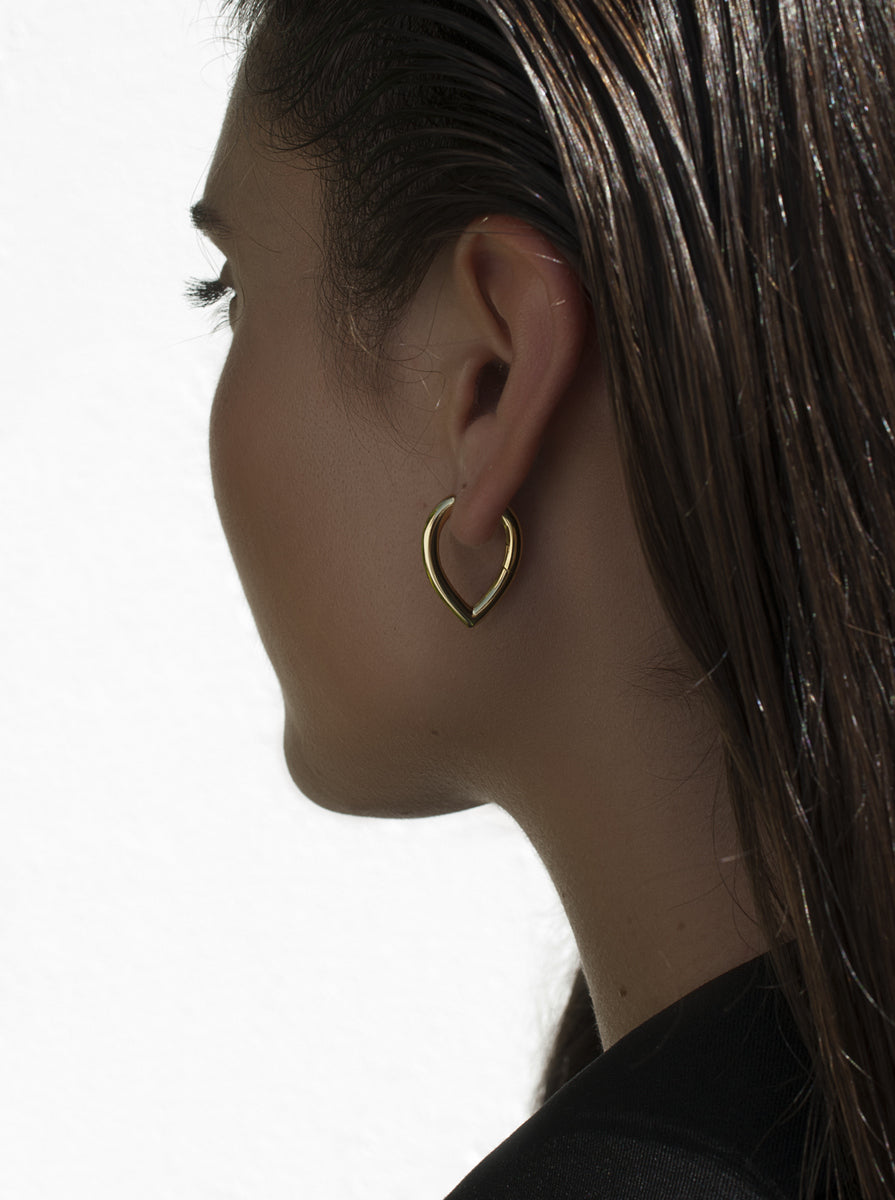 Pendientes aro de plata bañada en oro diseño de punta ovalado