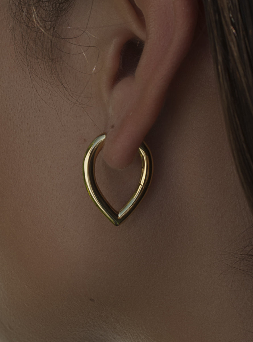 Pendientes aro de plata bañada en oro diseño de punta ovalado