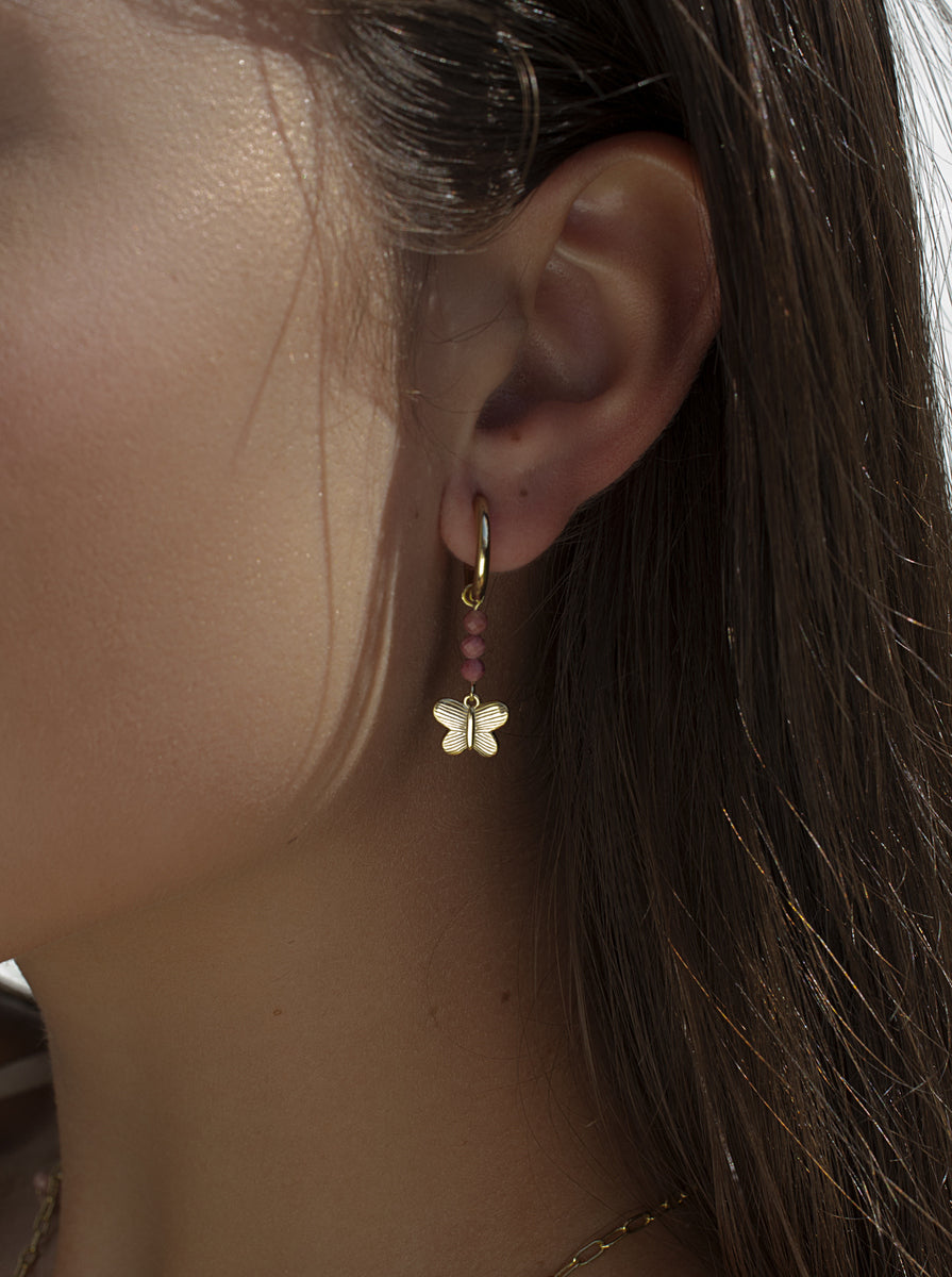Pendientes de plata 925 bañada en oro tipo aro con mariposa y piedras rosas