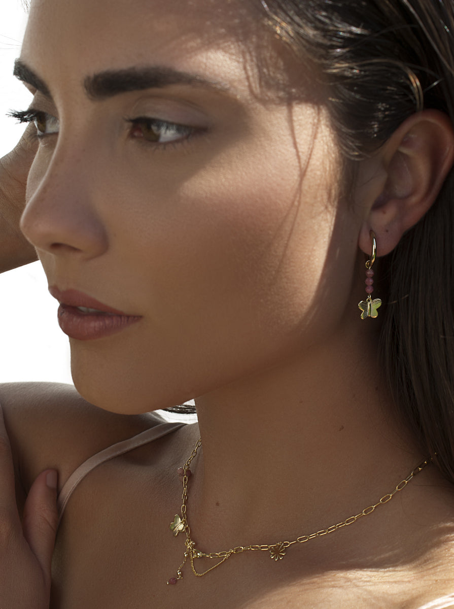 Pendientes de plata 925 bañada en oro tipo aro con mariposa y piedras rosas