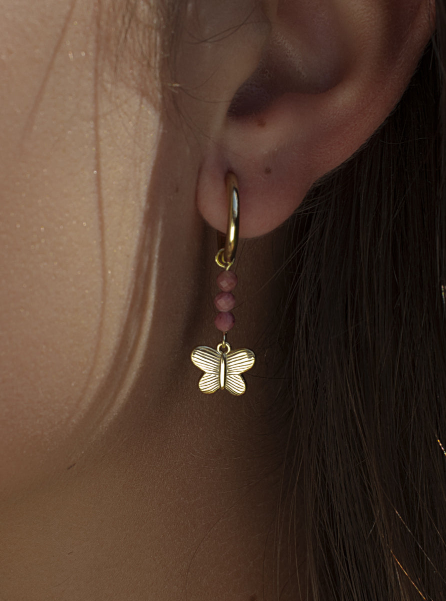 Pendientes de plata 925 bañada en oro tipo aro con mariposa y piedras rosas