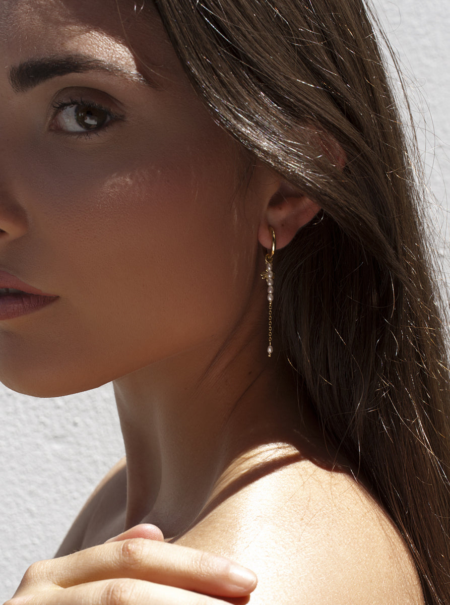 Pendientes aro de plata 925 dorada con abeja y perlas colgantes