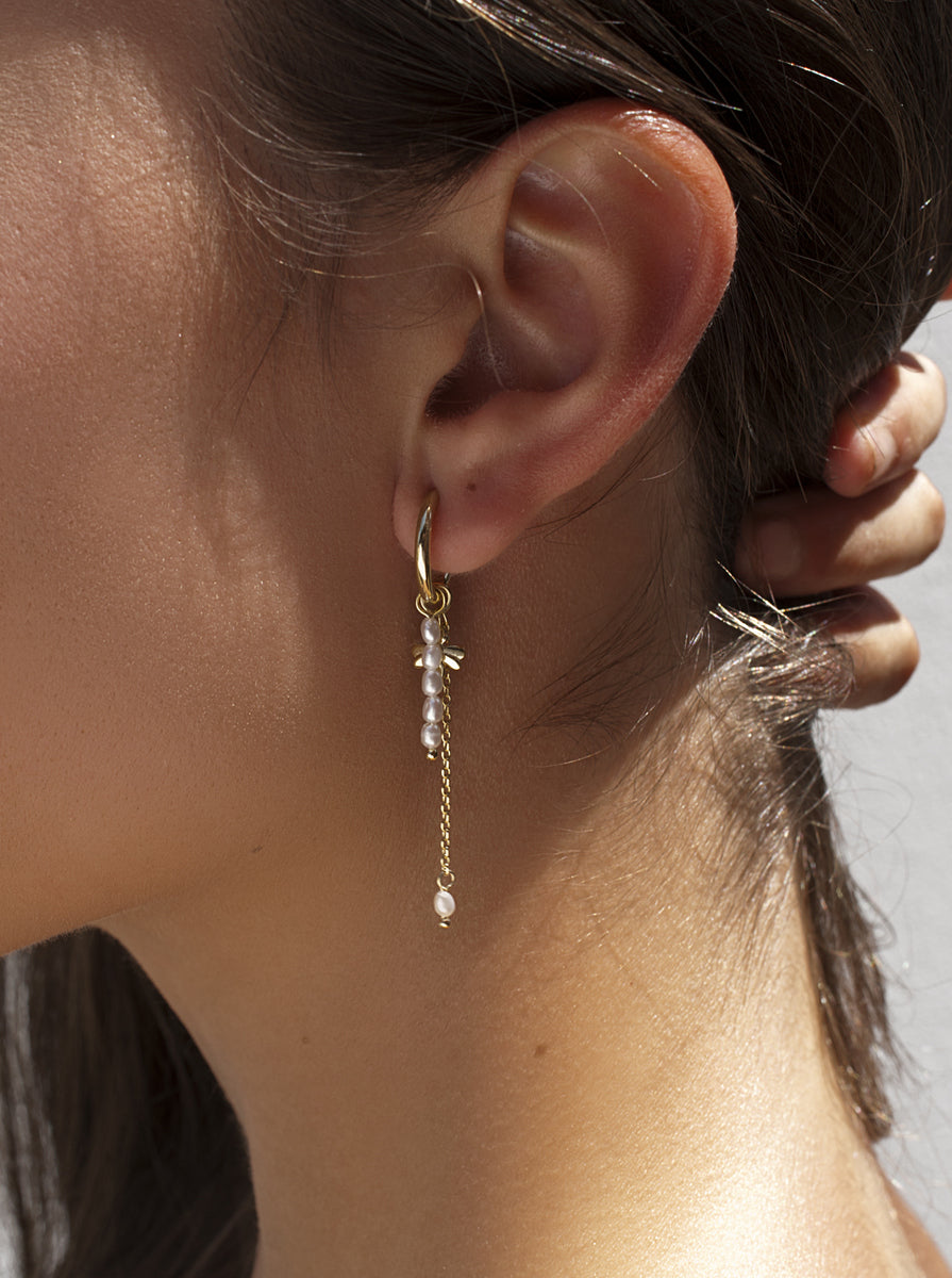 Pendientes aro de plata 925 dorada con abeja y perlas colgantes