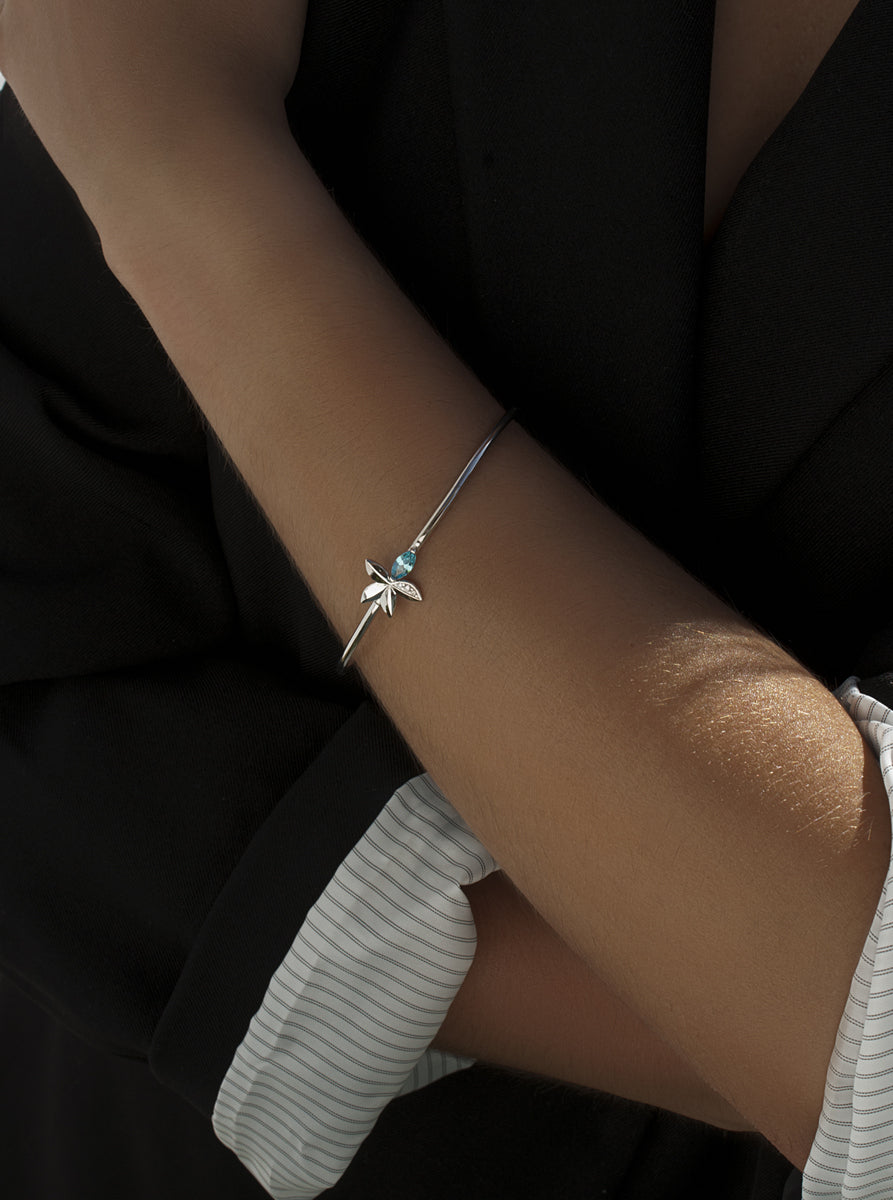 Pulsera rígida de plata 925 con hoja y piedra azul marquesa