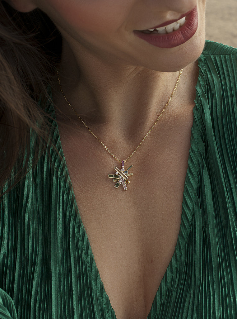 Collar de plata con colgante multicolor de circonitas geométrico