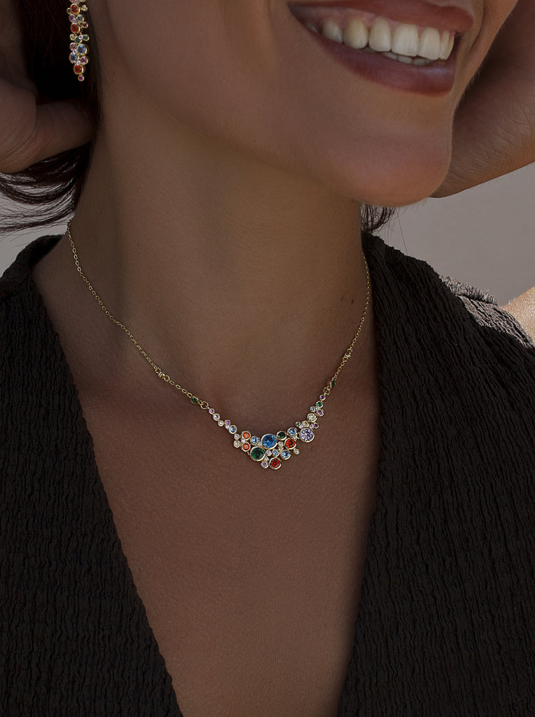 Collar multicolor de plata con baño de oro y piedras de colores