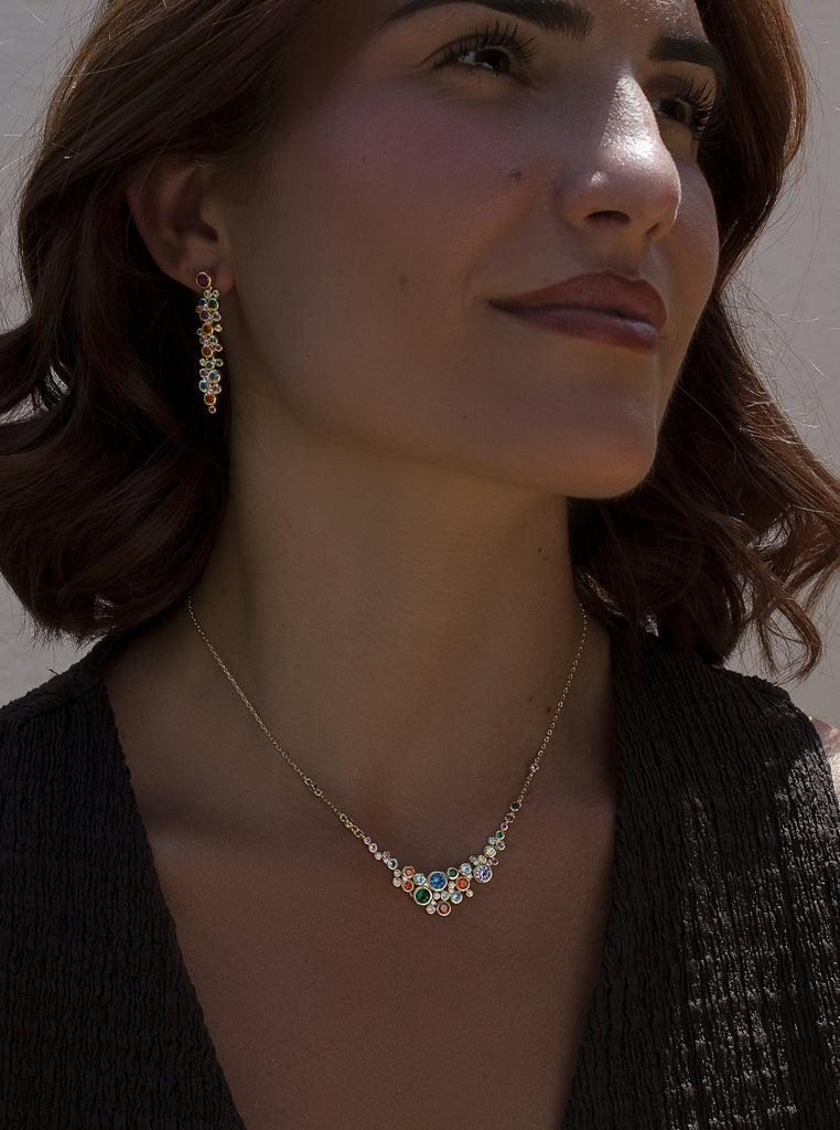 Collar multicolor de plata con baño de oro y piedras de colores