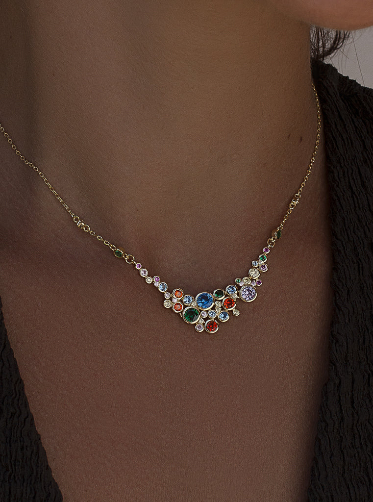 Collar multicolor de plata con baño de oro y piedras de colores