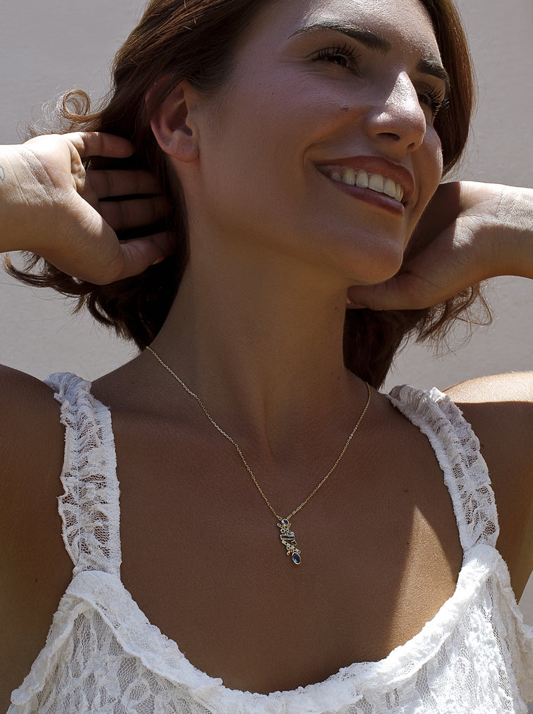 Collar de plata 925 bañada en oro con colgante geométrico azul y verde