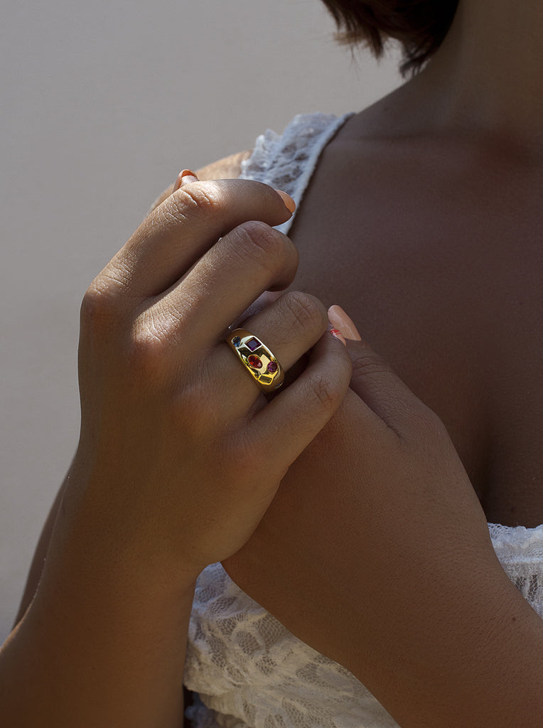 Anillo ancho de plata 925 bañado en oro con circonitas de colores
