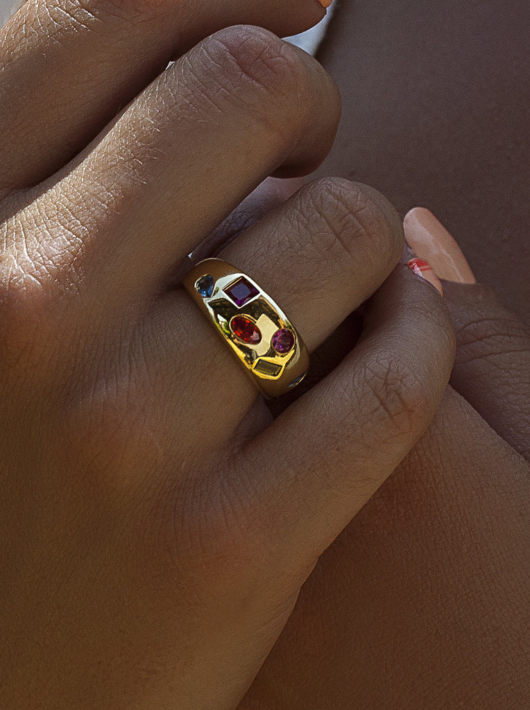 Anillo ancho de plata 925 bañado en oro con circonitas de colores
