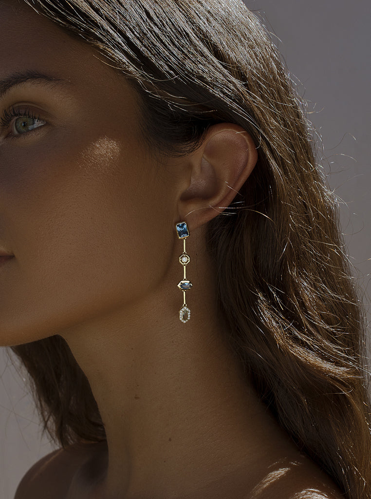 Pendientes largos geométricos de plata bañada en oro con piedras azules