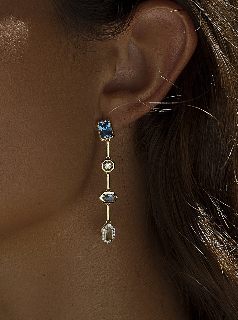 Pendientes largos geométricos de plata bañada en oro con piedras azules