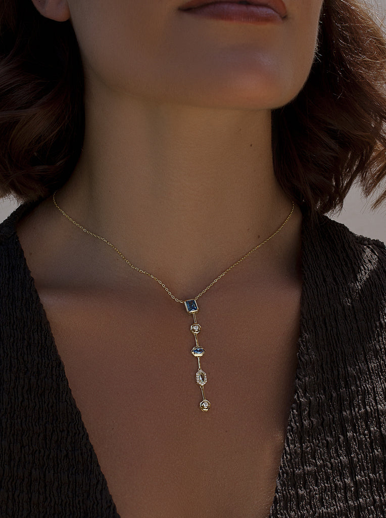 Collar colgante lineal de plata bañada en oro con piedra azul