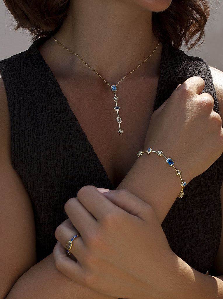 Collar colgante lineal de plata bañada en oro con piedra azul